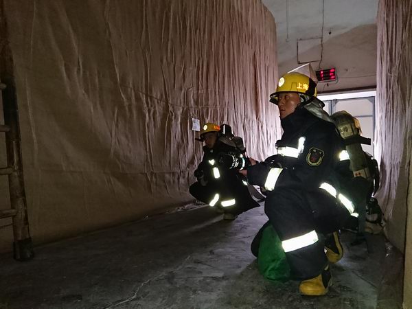 调整大小 19008龙吴粮库与徐汇区梅陇消防中队举行联合消防演练（翁亦林摄）3.JPG