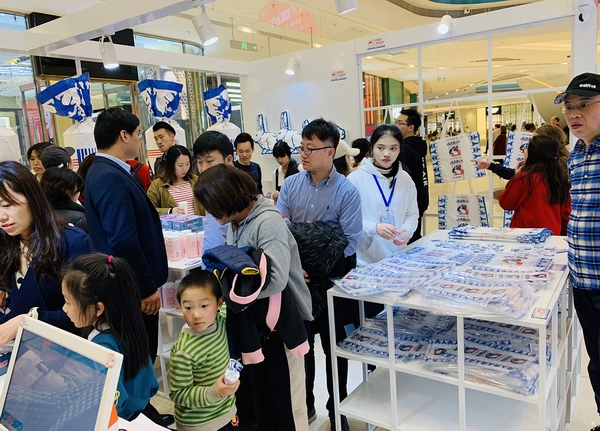 调整大小 消费者选购大白兔产品.jpg