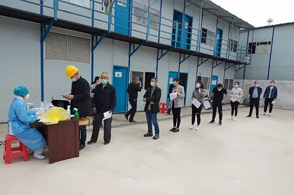调整大小 华中区域公司持续有序推动蔡甸项目复工复产，为劳务工进行核酸检测 (2)-.jpg
