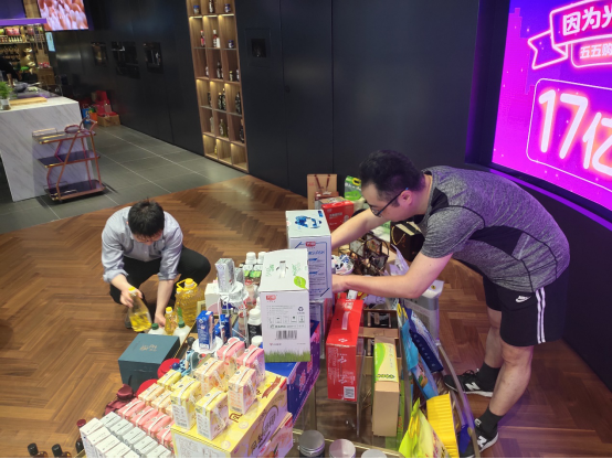 疫情防控保安全 协调各方获称赞——光明国贸青年助力五五购物节844.png