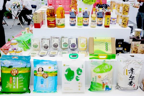 重新曝光 调整大小 上海农场琳琅满目的展品.jpg 重新曝光 调整大小 上海农场琳琅满目的展品.jpg