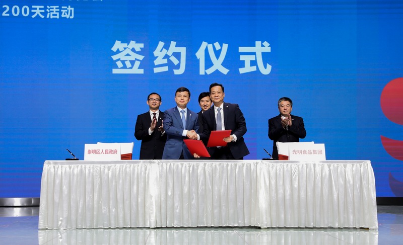 调整大小 刘总代表集团签约.jpg