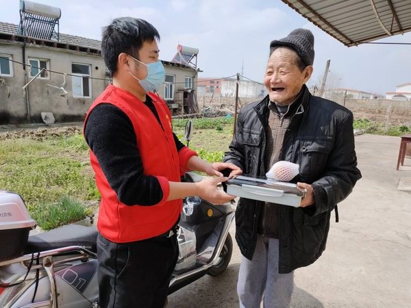 调整大小 志愿者为老人送餐.jpg