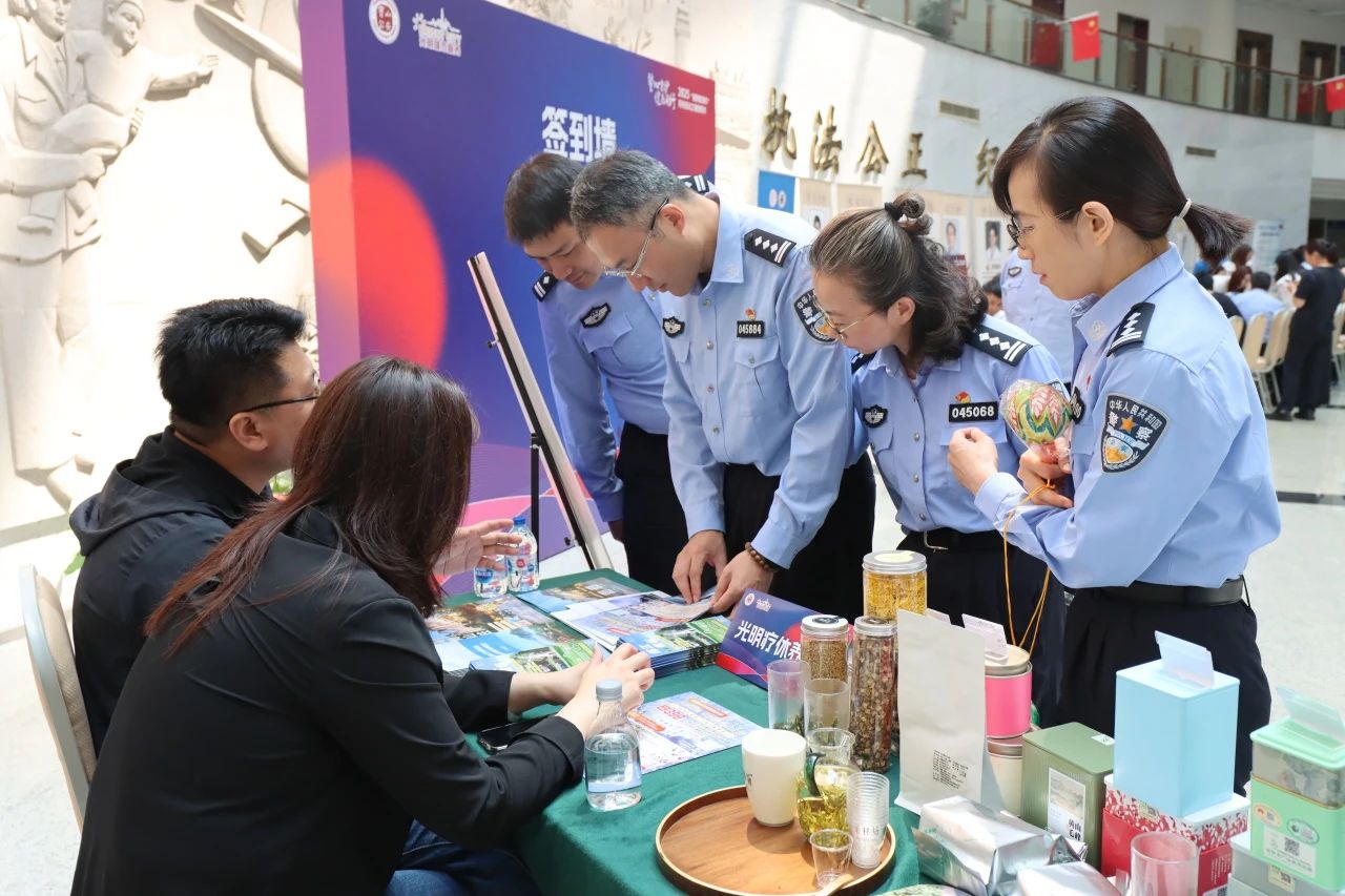 20250601  城服公司品质生活馆携光明好物亮相“警心守护，健康同行”健康市集1.jpg